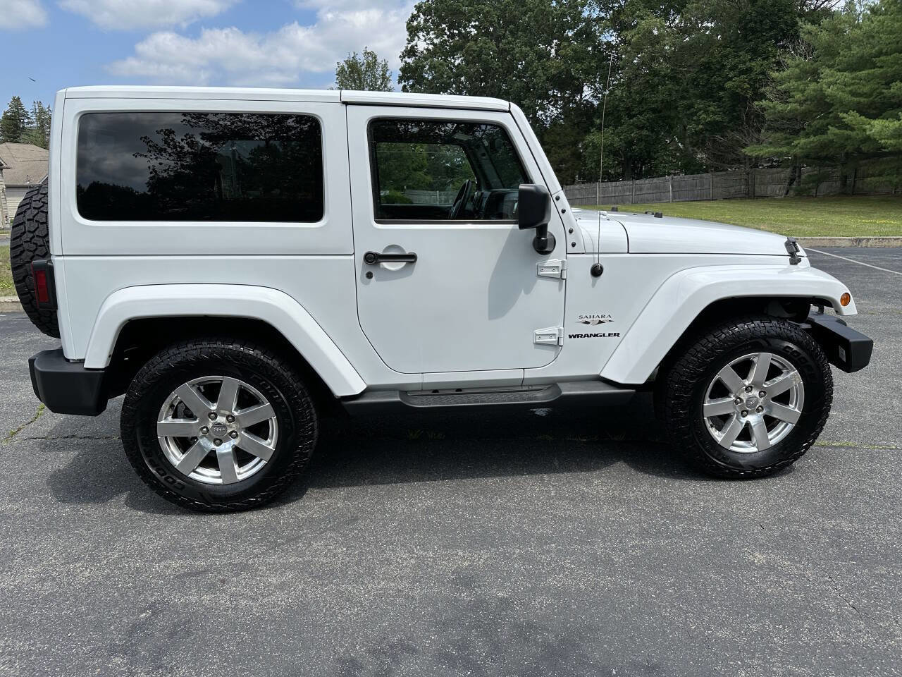 Used 2016 Jeep Wrangler Sahara w/ Connectivity Group image 16