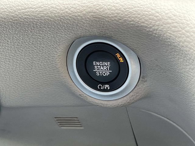 Used 2023 Chrysler Pacifica Limited FWD image 38