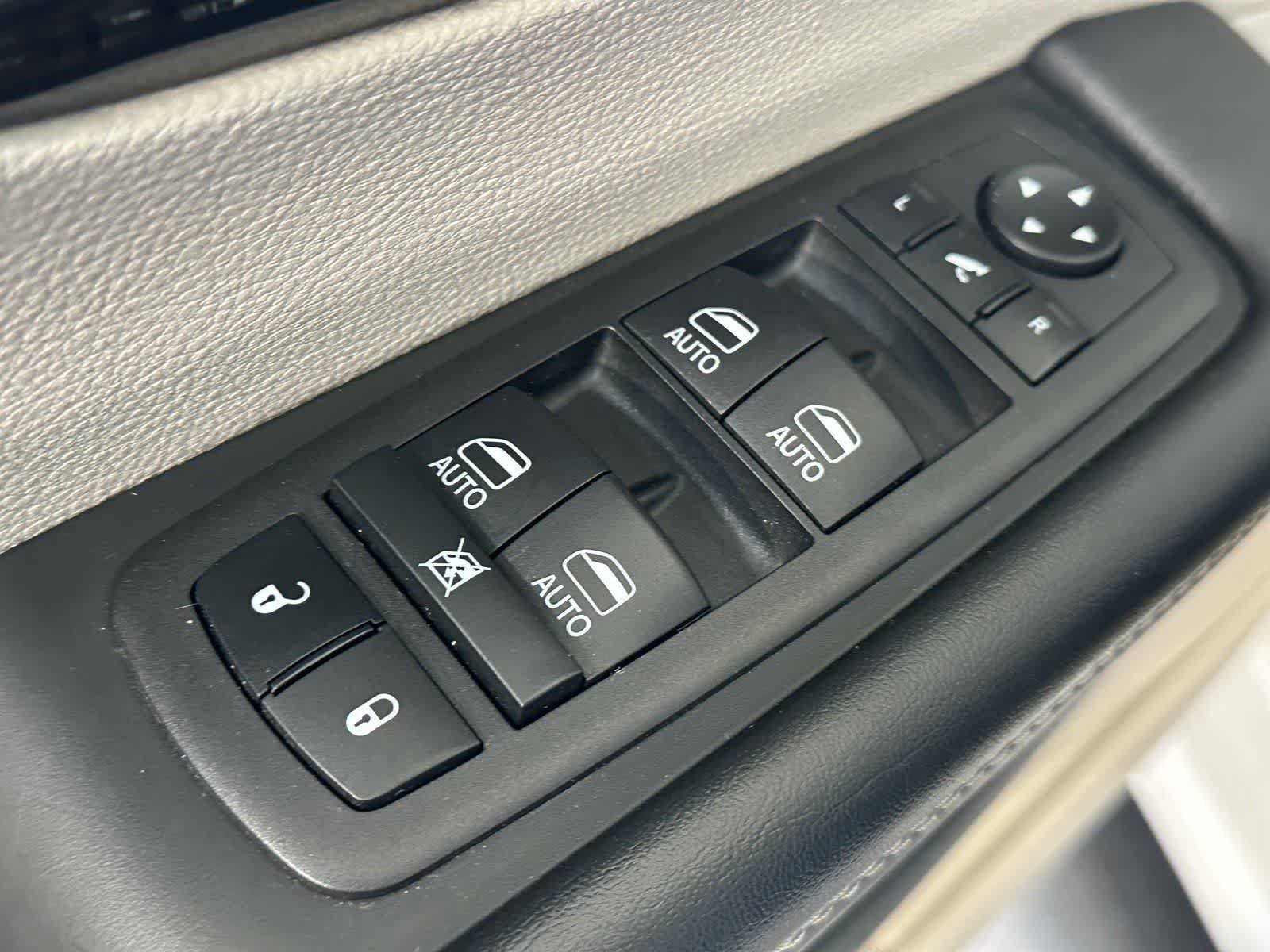 Used 2023 Chrysler Pacifica Limited FWD image 14