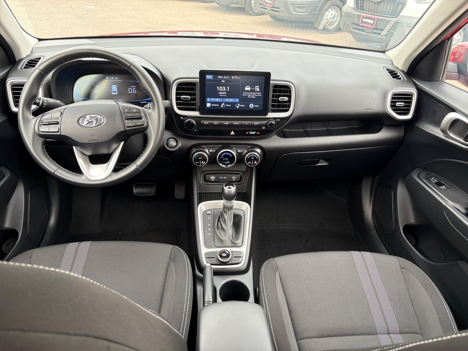 Used 2025 Hyundai Venue SEL FWD image 27