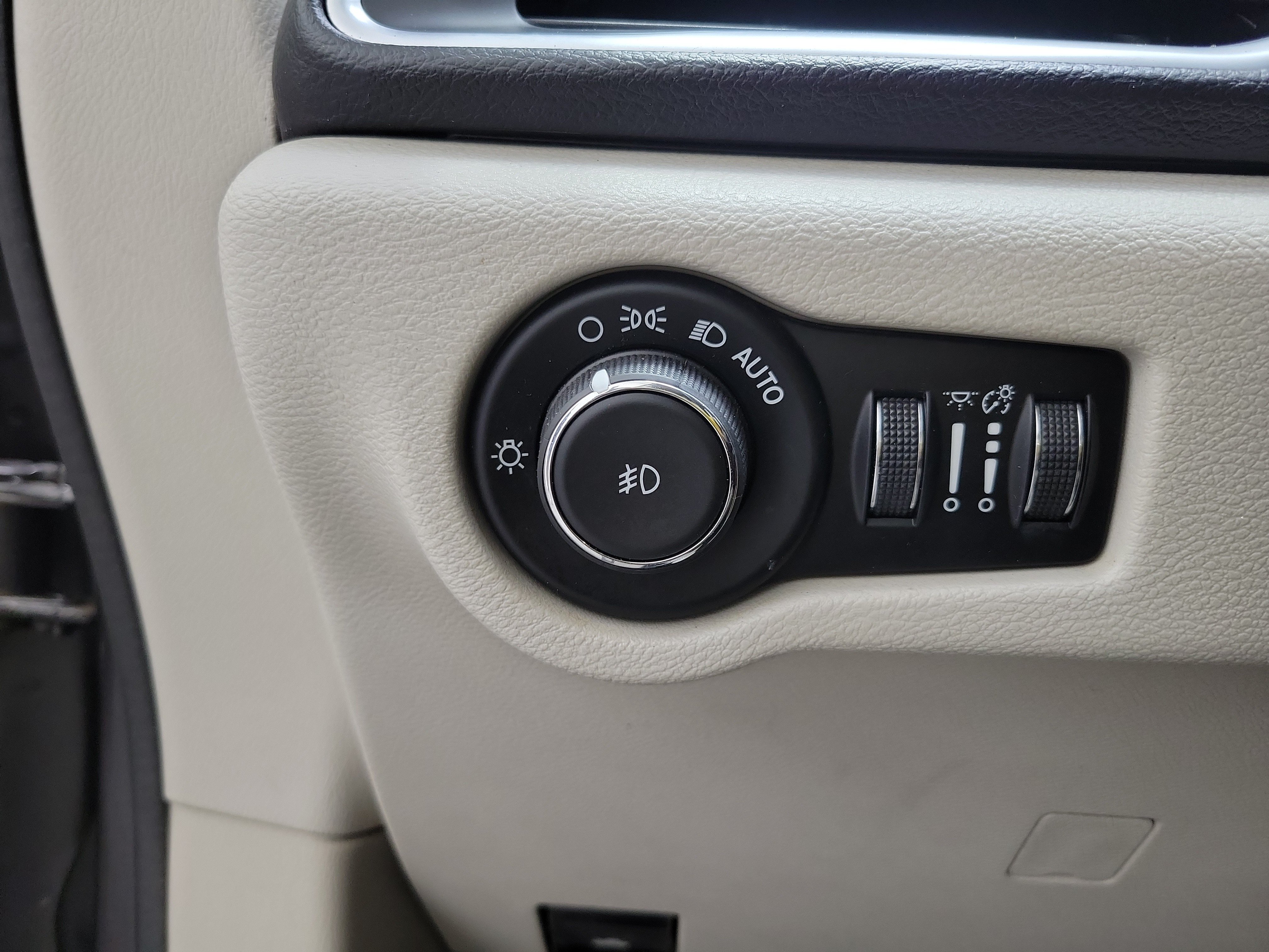 Used 2017 Chrysler Pacifica Touring-L Plus w/ Tire & Wheel Group FWD image 25