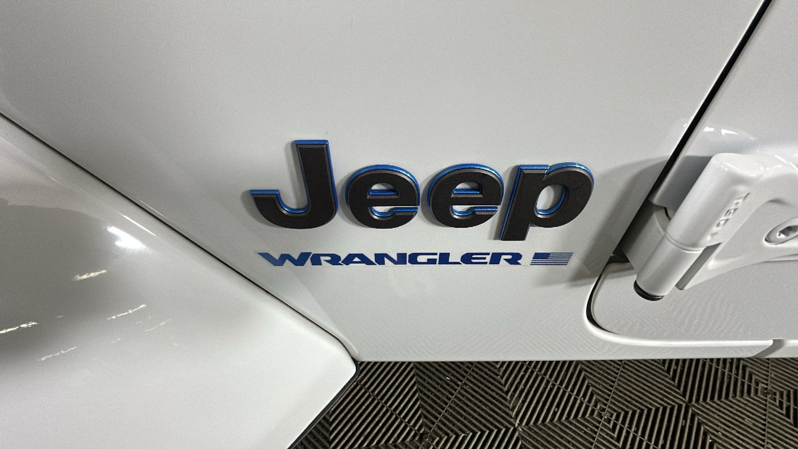 Used 2024 Jeep Wrangler Unlimited w/ Convenience Group AWD/4WD image 11