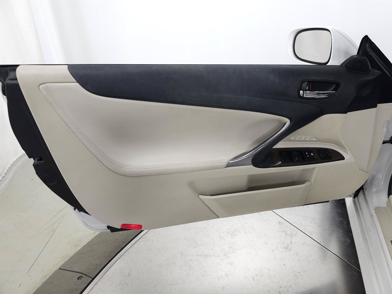 Used 2010 Lexus IS 250C w/ Luxury Pkg RWD image 12