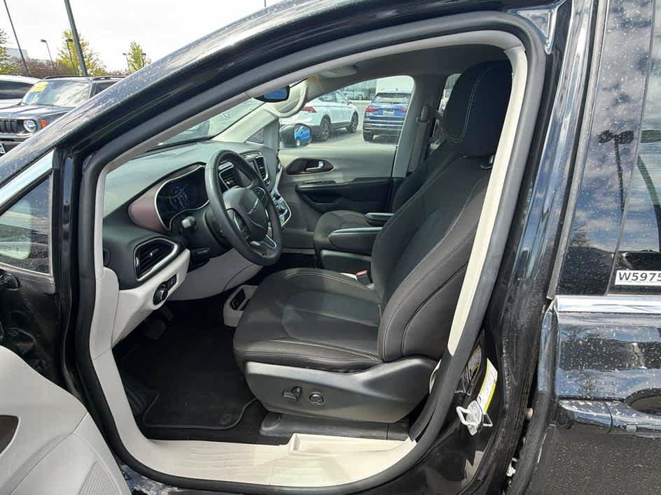 Used 2023 Chrysler Voyager LX FWD image 12