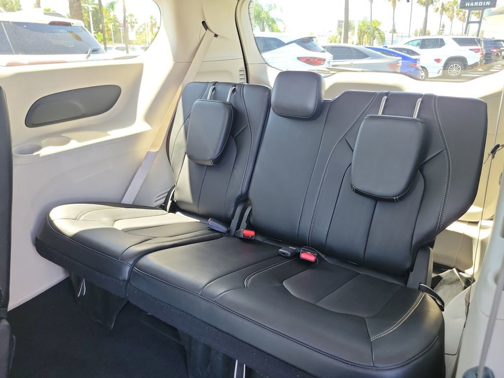 Used 2024 Chrysler Pacifica Touring-L image 13