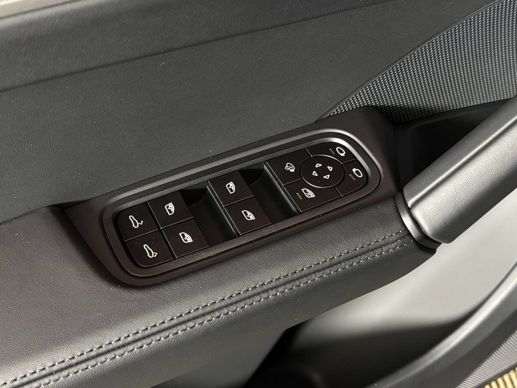 Certified 2026 Porsche Cayenne AWD/4WD image 17