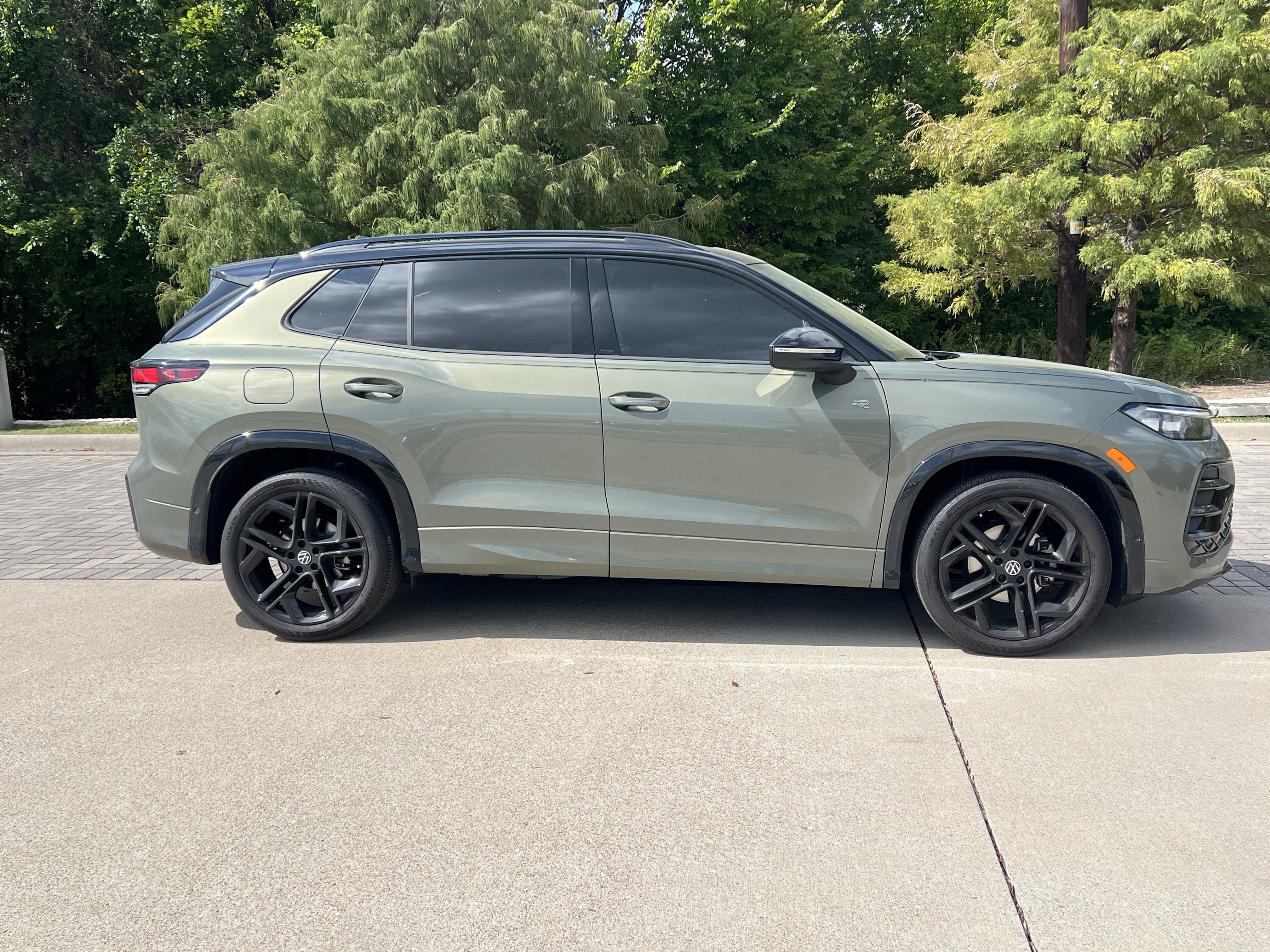 Certified 2026 Volkswagen Tiguan SE R-Line FWD image 10