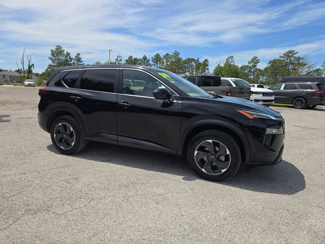 Used 2024 Nissan Rogue SV image 2