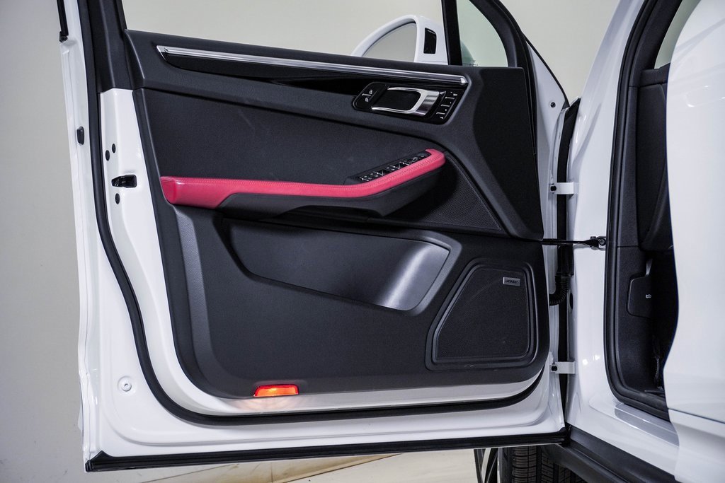 Certified 2025 Porsche Macan image 25