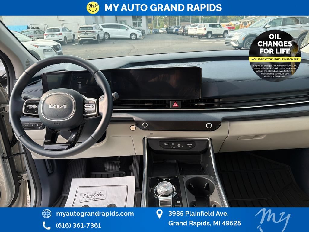 Used 2025 Kia Carnival EX FWD image 12
