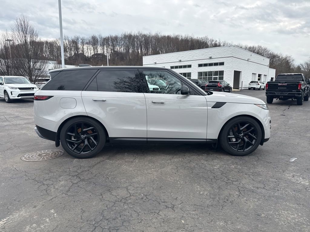 Used 2025 Land Rover Range Rover Sport SE image 4