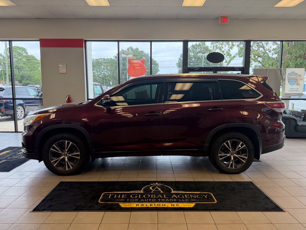 Used 2016 Toyota Highlander XLE AWD/4WD image 3