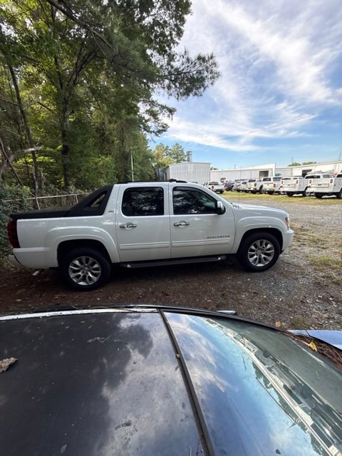 Used 2011 Chevrolet Avalanche LT w/ Luxury Package AWD/4WD image 8
