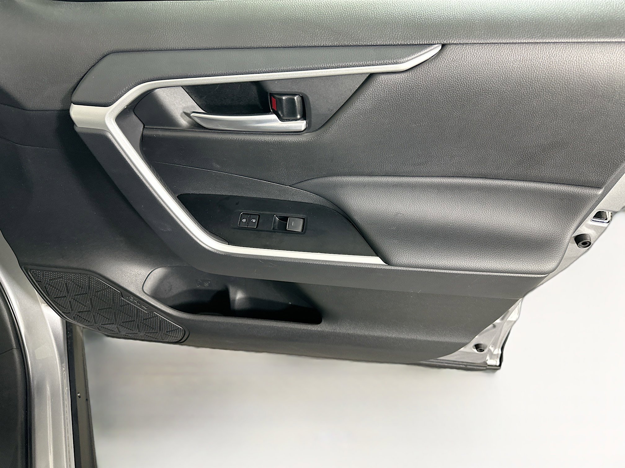 Used 2025 Toyota RAV4 XLE image 30