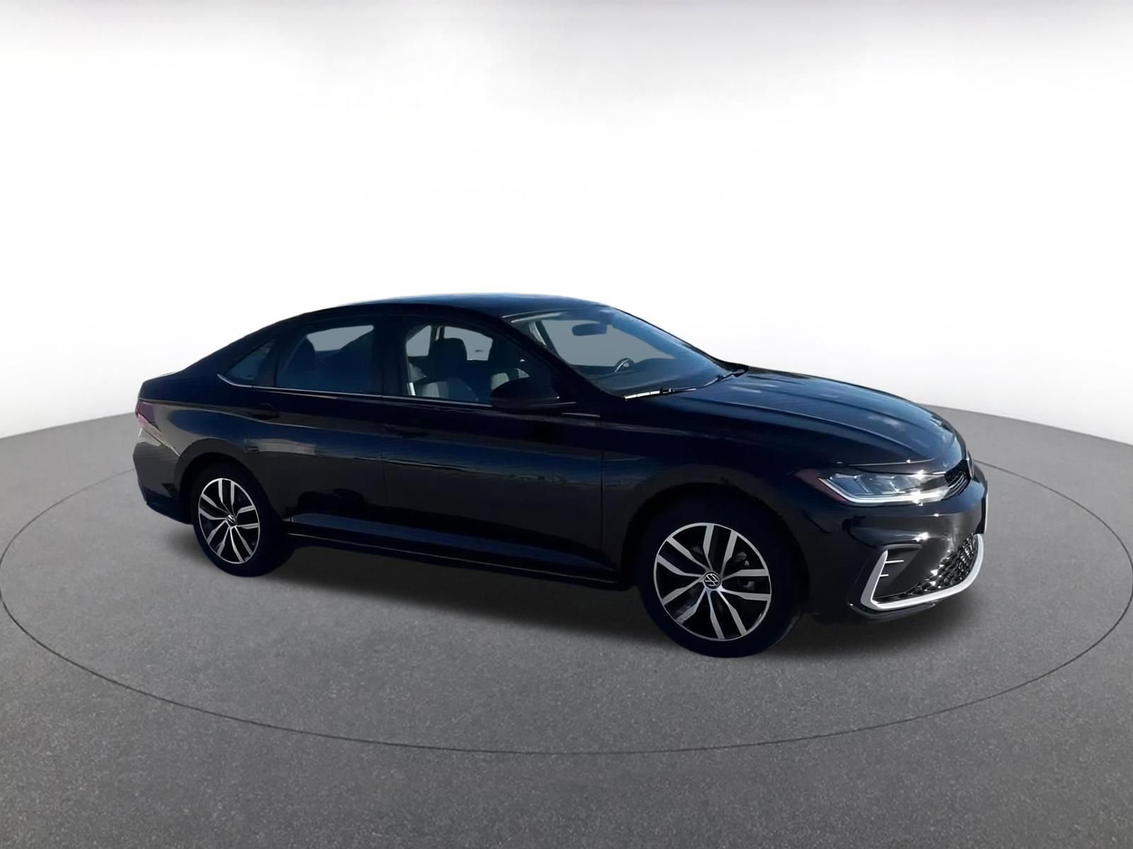 Used 2025 Volkswagen Jetta SE image 2