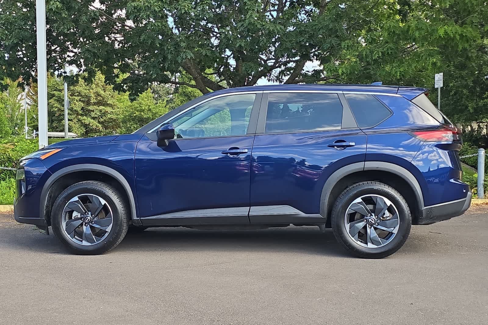 Used 2025 Nissan Rogue SV AWD/4WD image 5