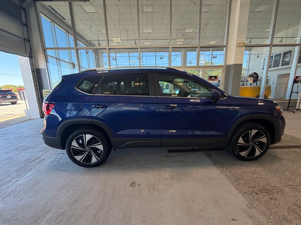 Used 2023 Volkswagen Taos SE w/ Panoramic Sunroof Package AWD/4WD image 4