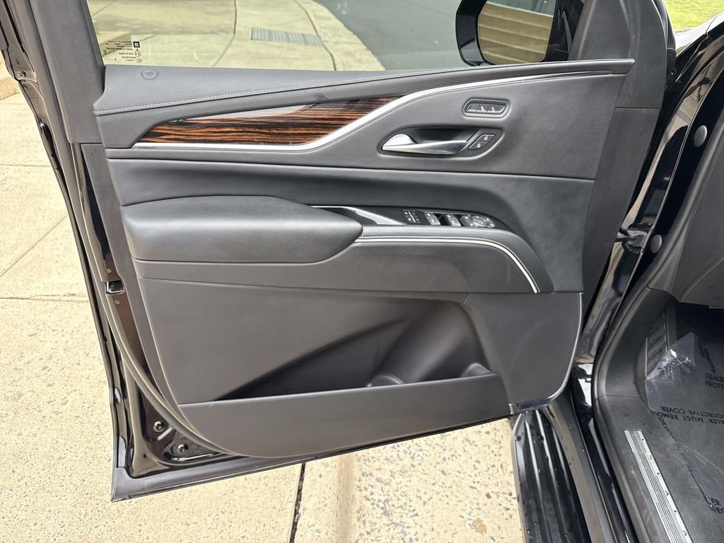 Used 2023 Cadillac Escalade ESV Luxury RWD image 28