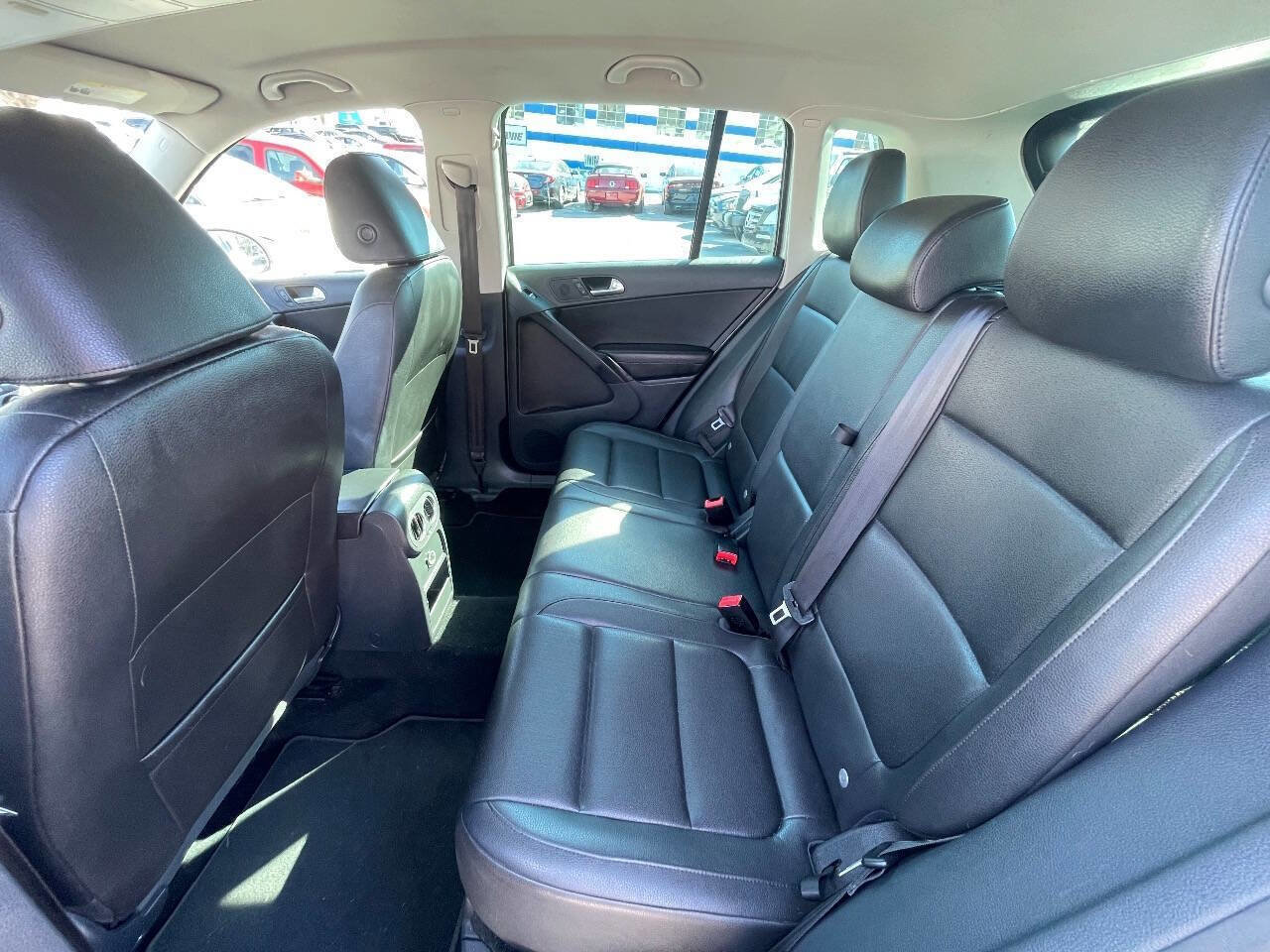 Used 2013 Volkswagen Tiguan SE image 24