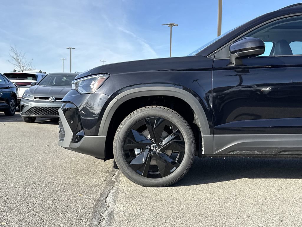New 2026 Volkswagen Taos SE image 9