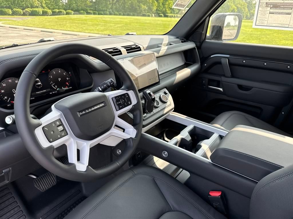 New 2025 Land Rover Defender 90 X-Dynamic SE image 10