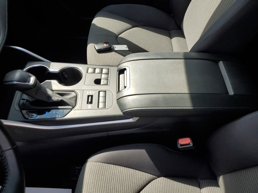 Used 2024 Toyota Highlander LE image 27