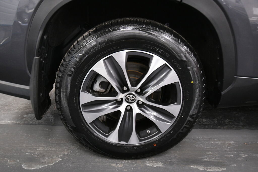 Certified 2023 Toyota Highlander XLE image 35