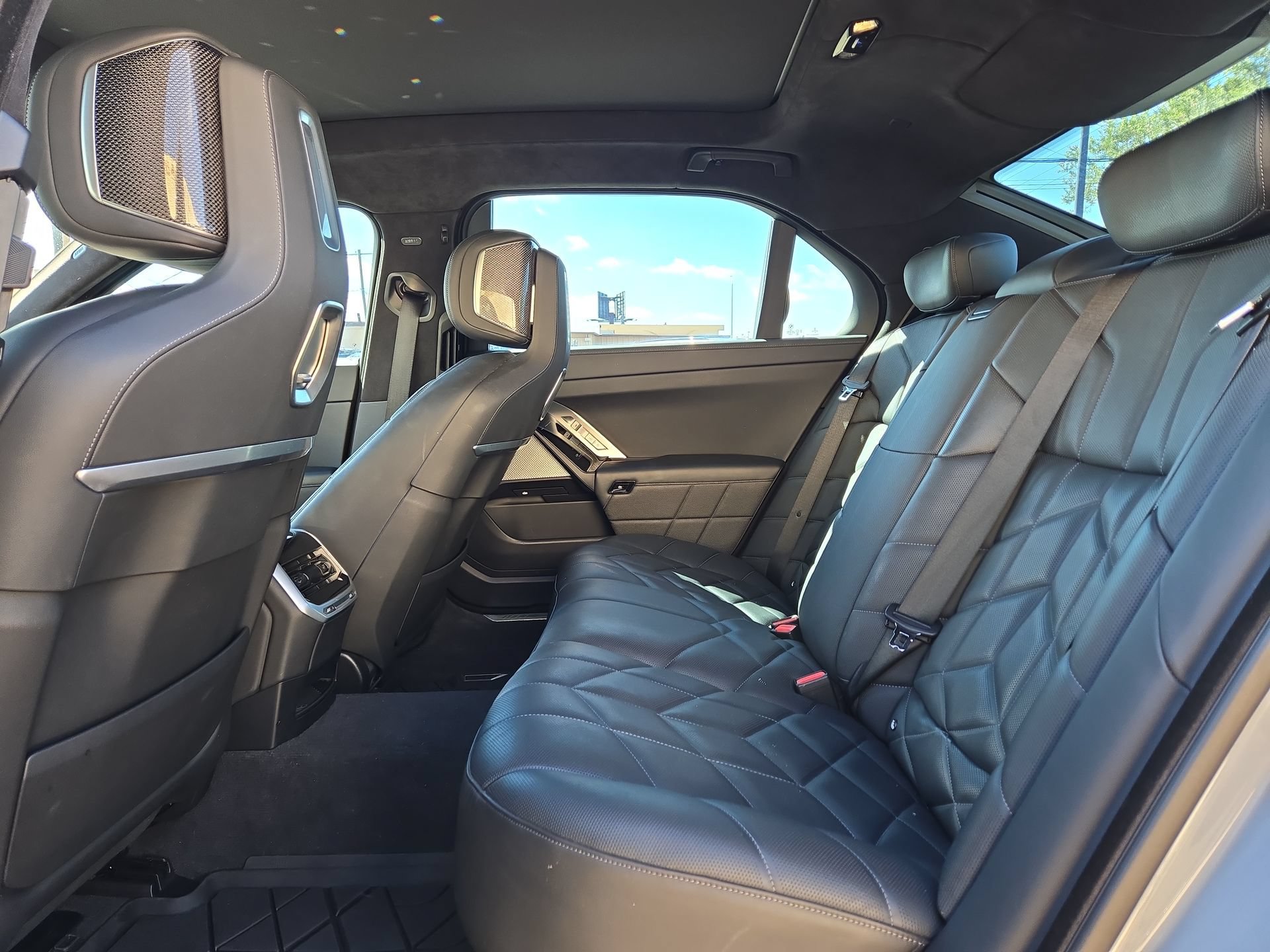 Used 2023 BMW 740i w/ Parking Assistance Package RWD image 13