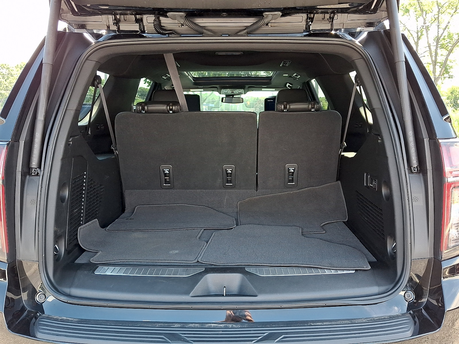 Used 2023 Chevrolet Suburban RST w/ Luxury Package AWD/4WD image 32