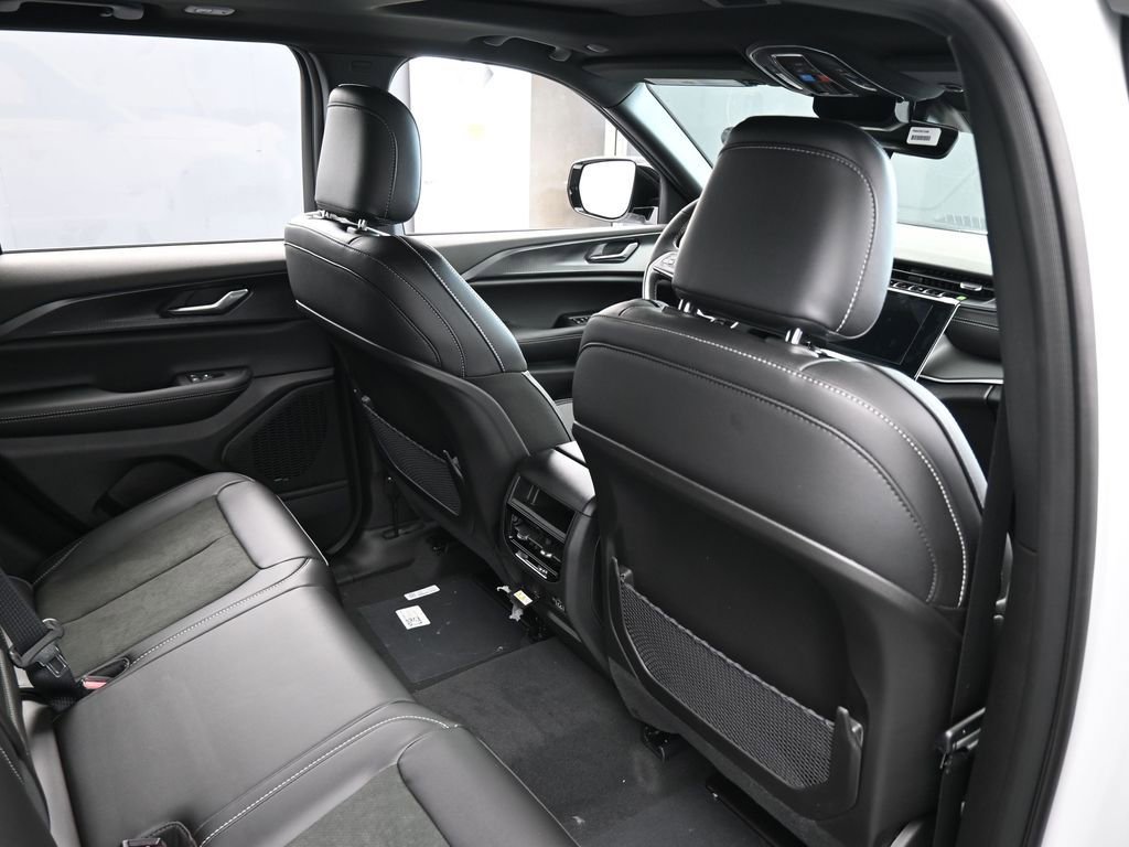 Used 2025 Jeep Grand Cherokee Altitude RWD image 34