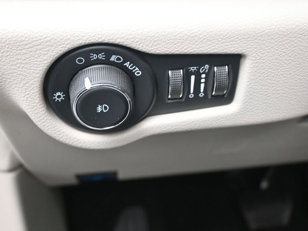 Used 2023 Chrysler Pacifica Touring-L image 20