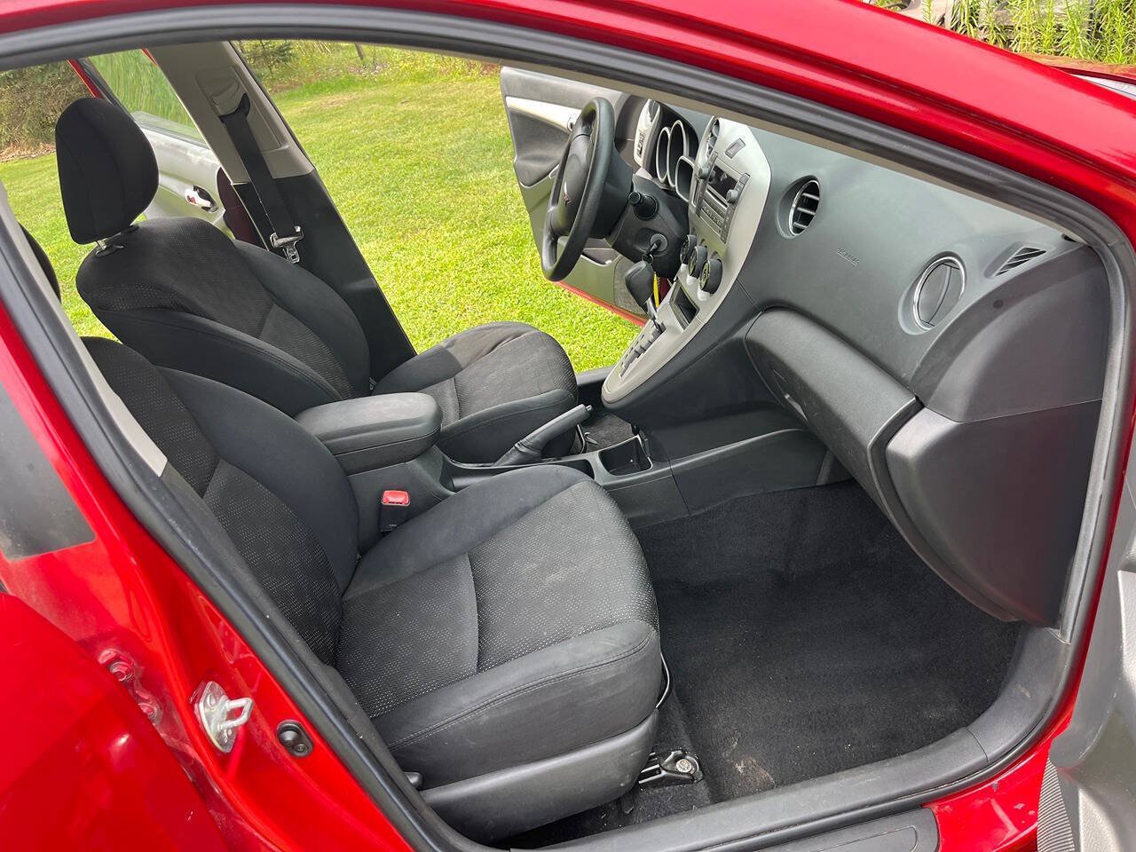 Used 2010 Pontiac Vibe w/ Preferred Package FWD image 5