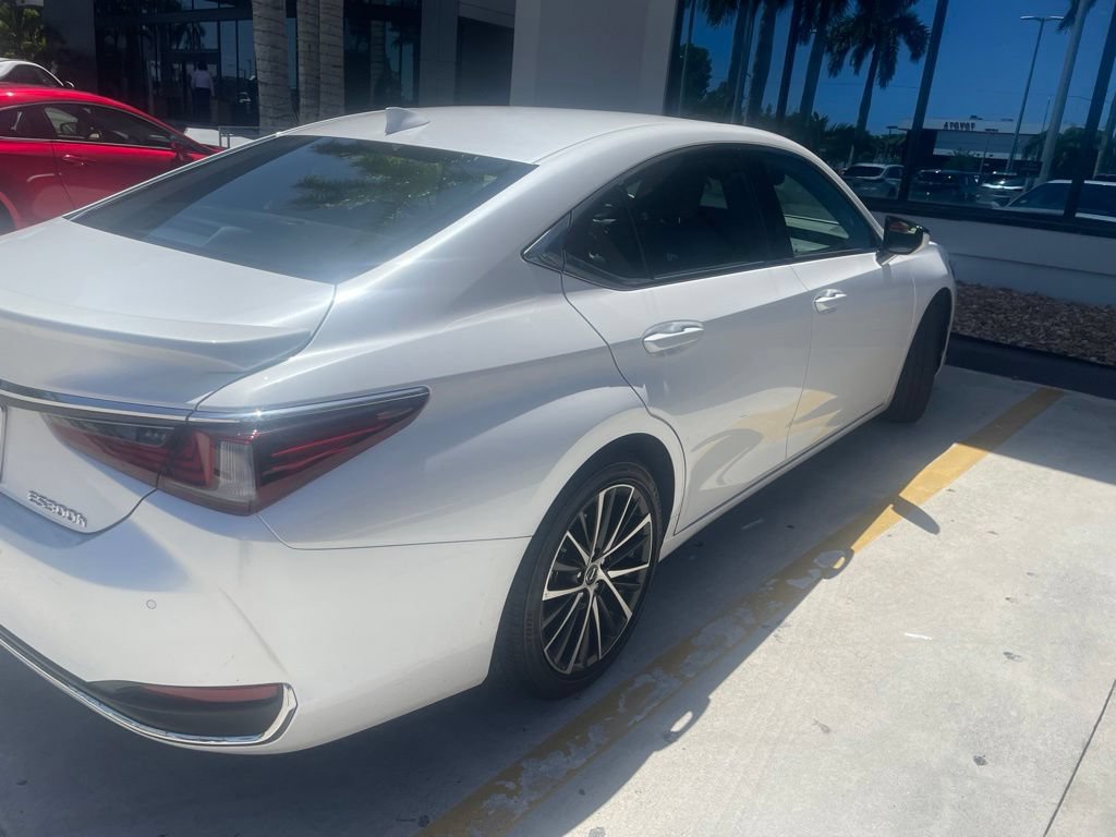 Used 2024 Lexus ES 300h w/ Premium Package FWD image 7