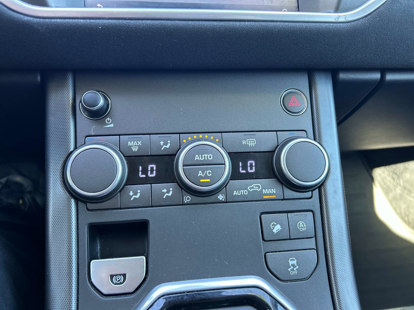 Used 2018 Land Rover Range Rover Evoque SE AWD/4WD image 31