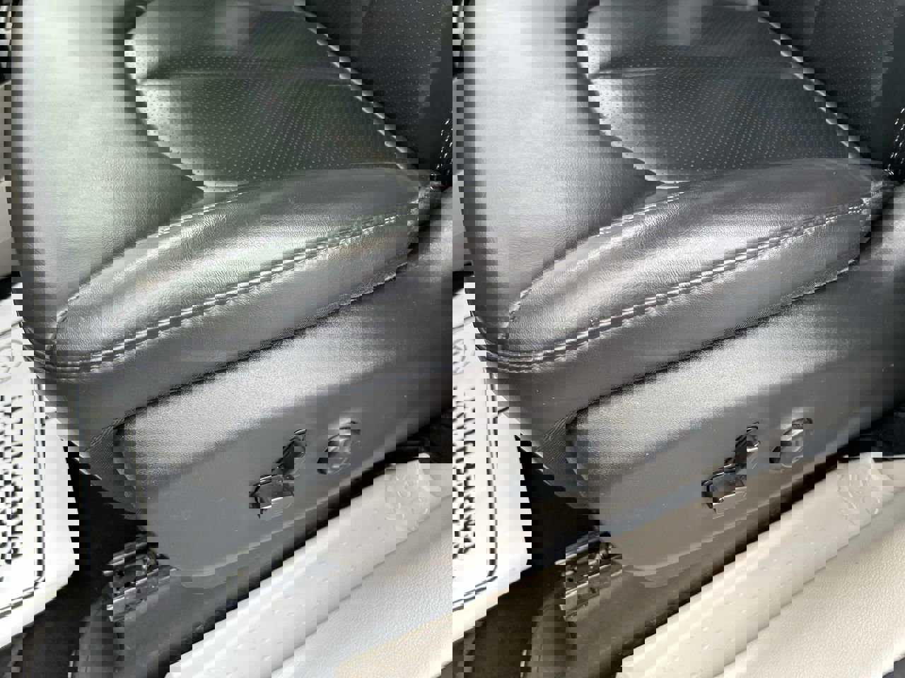 Used 2023 Chrysler Pacifica Touring-L image 22