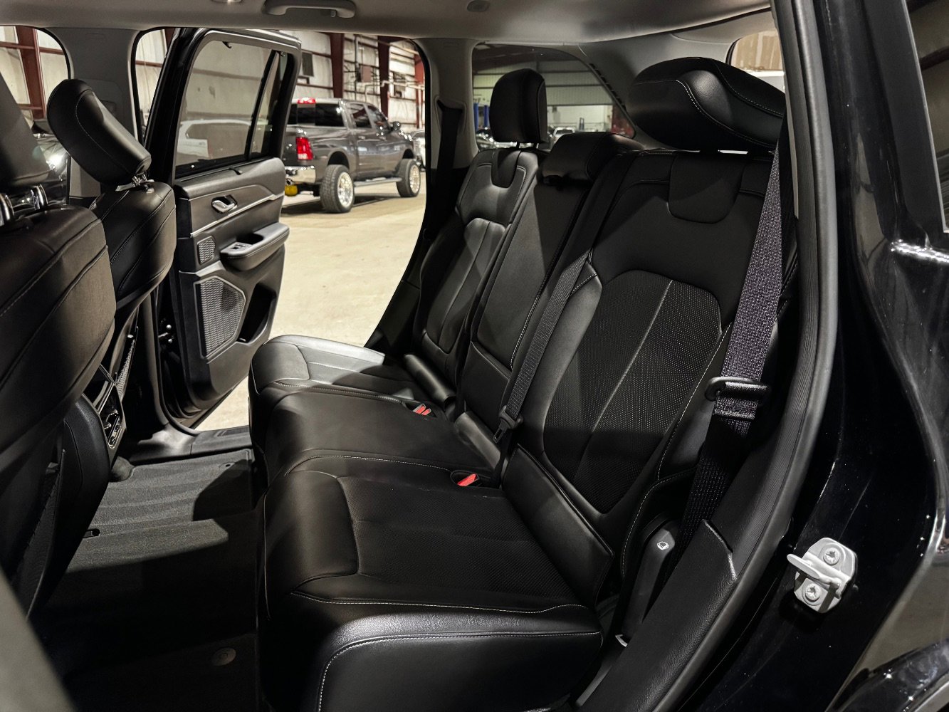 Used 2023 Jeep Grand Cherokee Limited w/ Luxury Tech Group II image 18