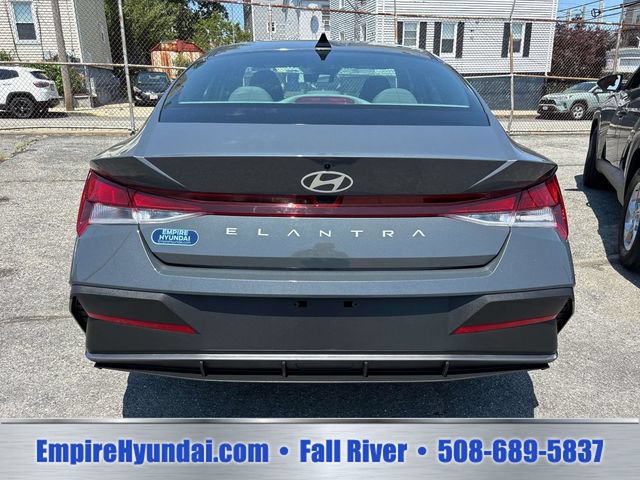 Used 2024 Hyundai Elantra SE FWD image 4