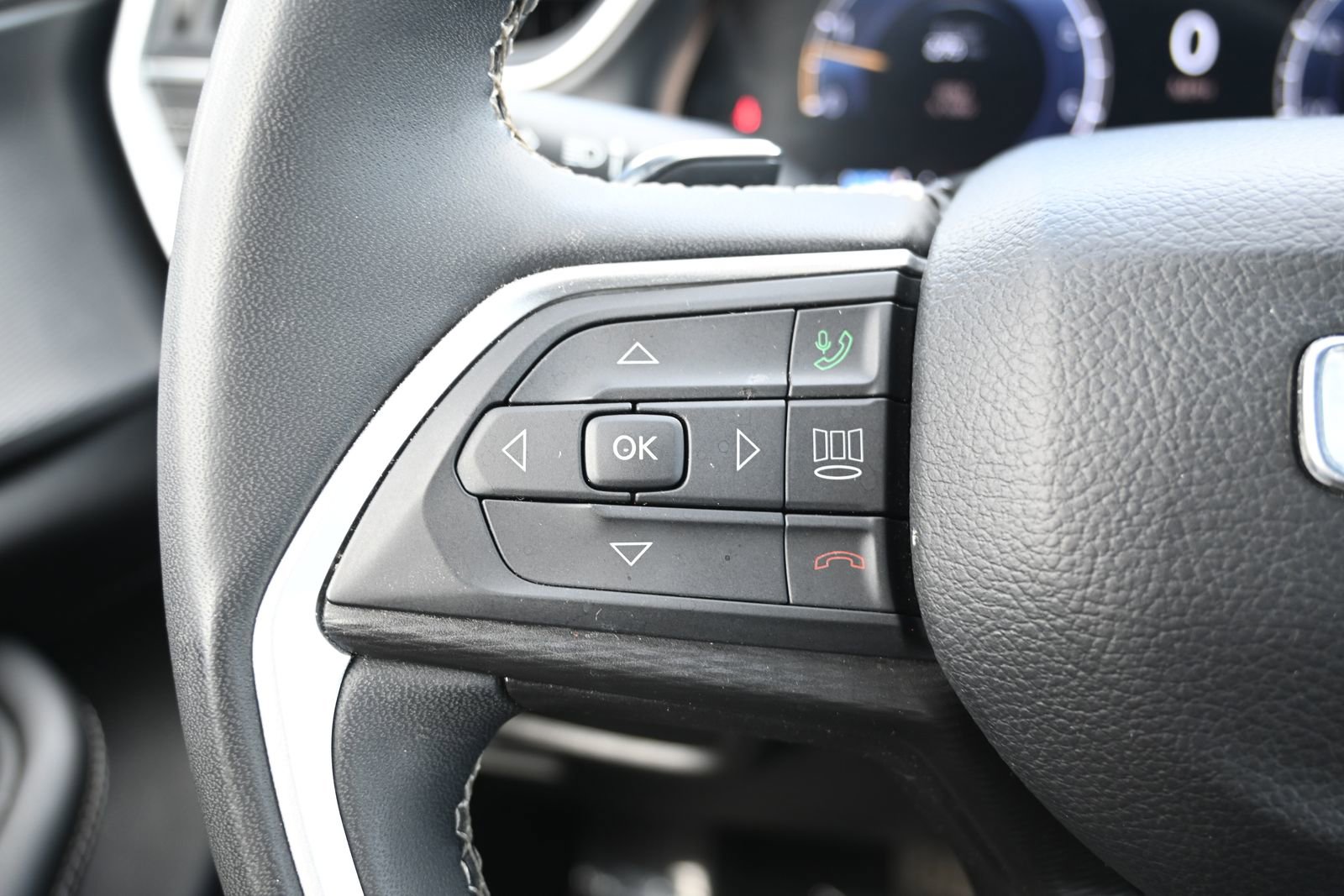 Used 2023 Jeep Grand Cherokee L Laredo image 13