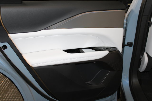 New 2027 Cadillac Lyriq Luxury AWD/4WD image 32