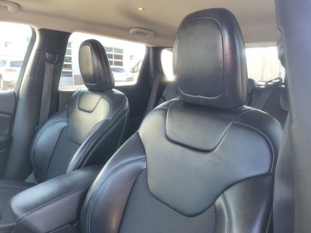 Used 2019 Jeep Cherokee Latitude Plus w/ Cold Weather Group AWD/4WD image 15