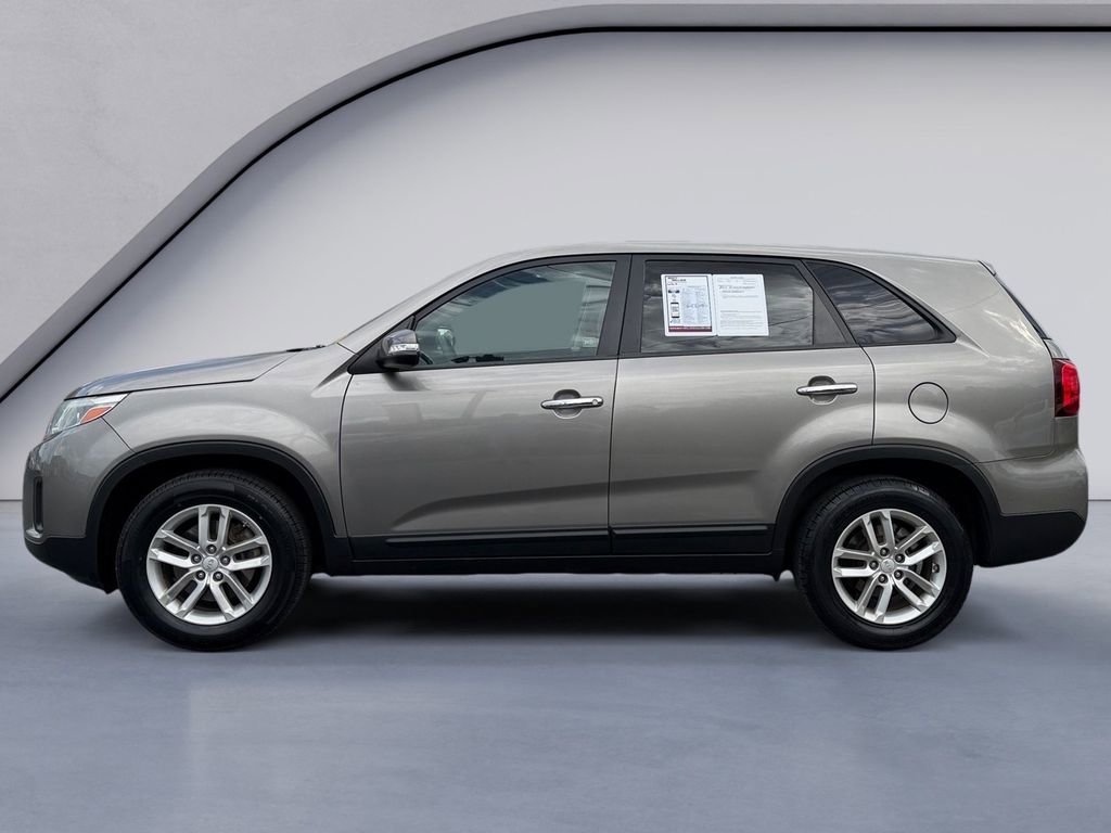 Used 2015 Kia Sorento LX image 2