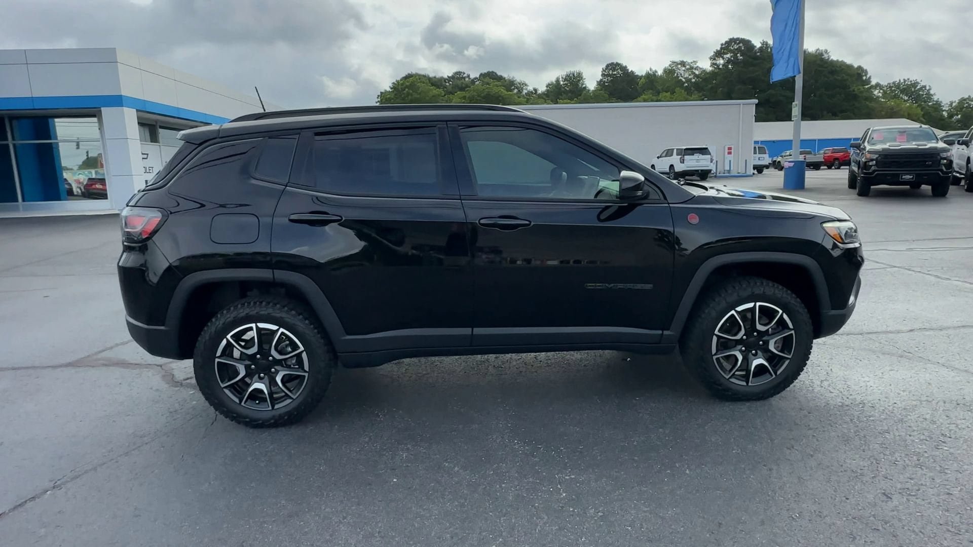 Used 2024 Jeep Compass Trailhawk w/ Trailhawk Elite Group AWD/4WD image 9