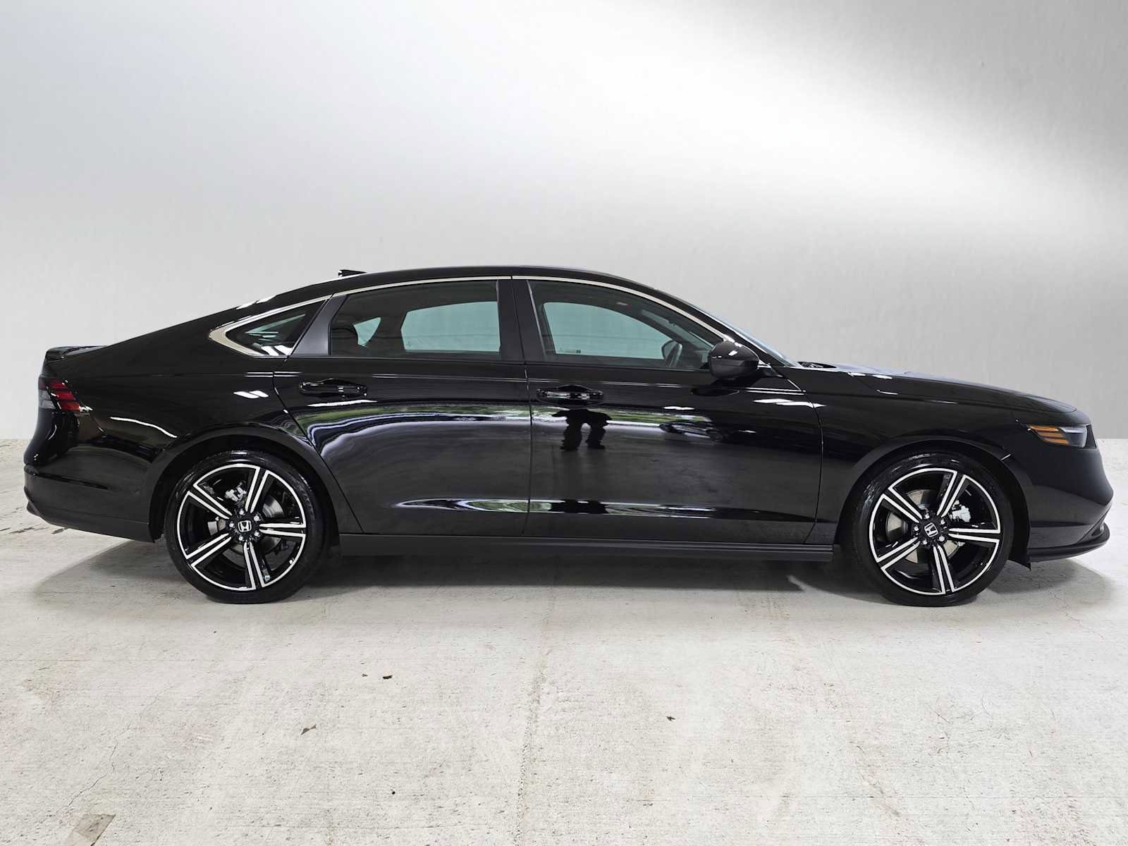 Used 2025 Honda Accord Sport image 2