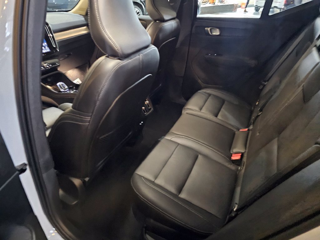 Certified 2025 Volvo XC40 B5 Ultra AWD/4WD image 12