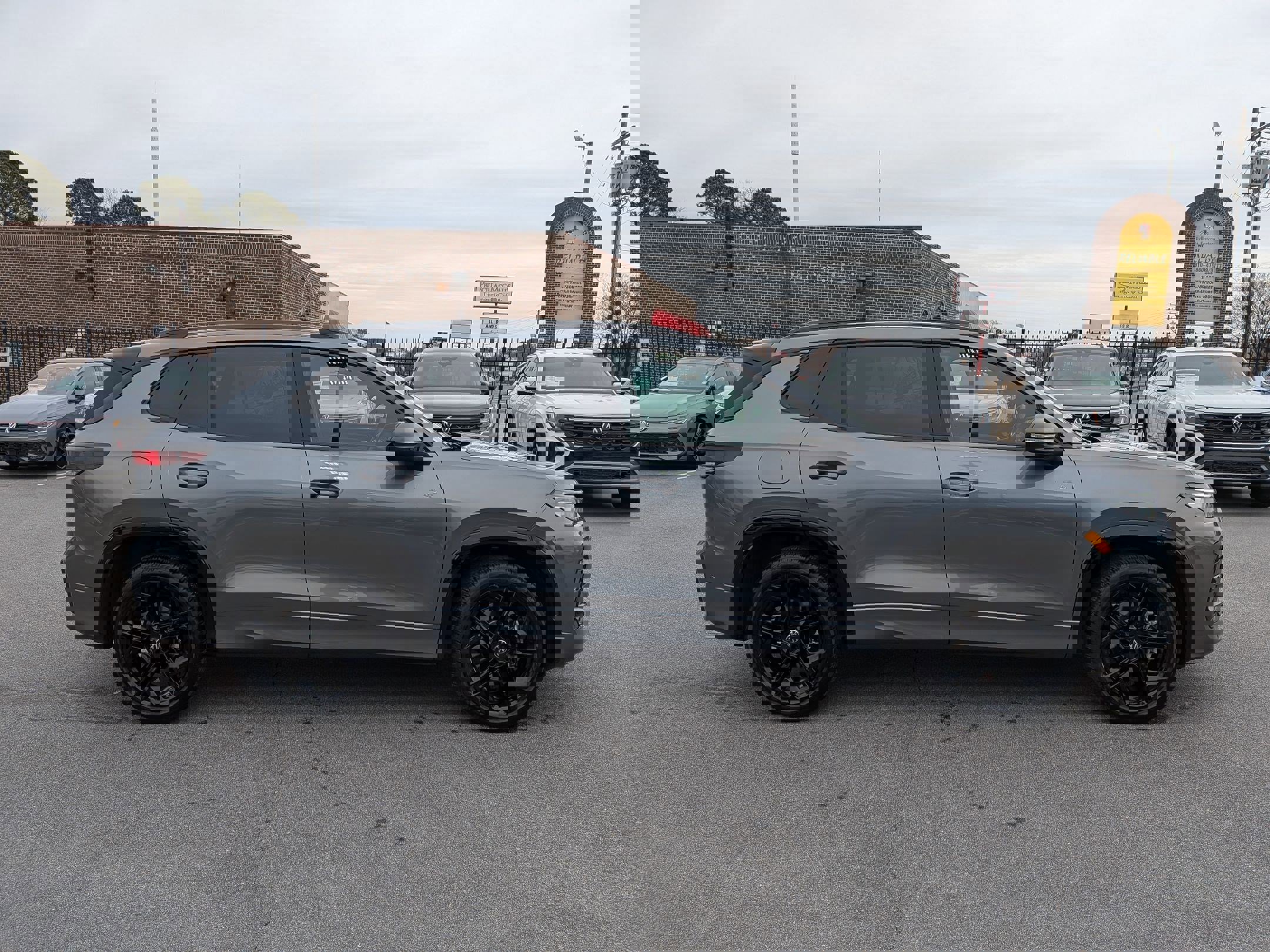 Used 2025 Volkswagen Tiguan SE R-Line image 2