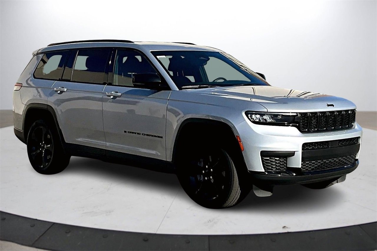 Used 2023 Jeep Grand Cherokee L Laredo image 2