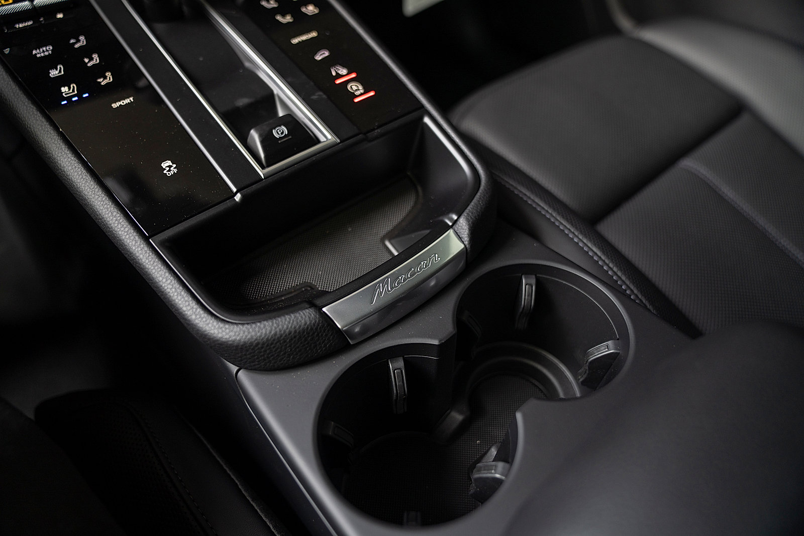 Used 2025 Porsche Macan Base image 14