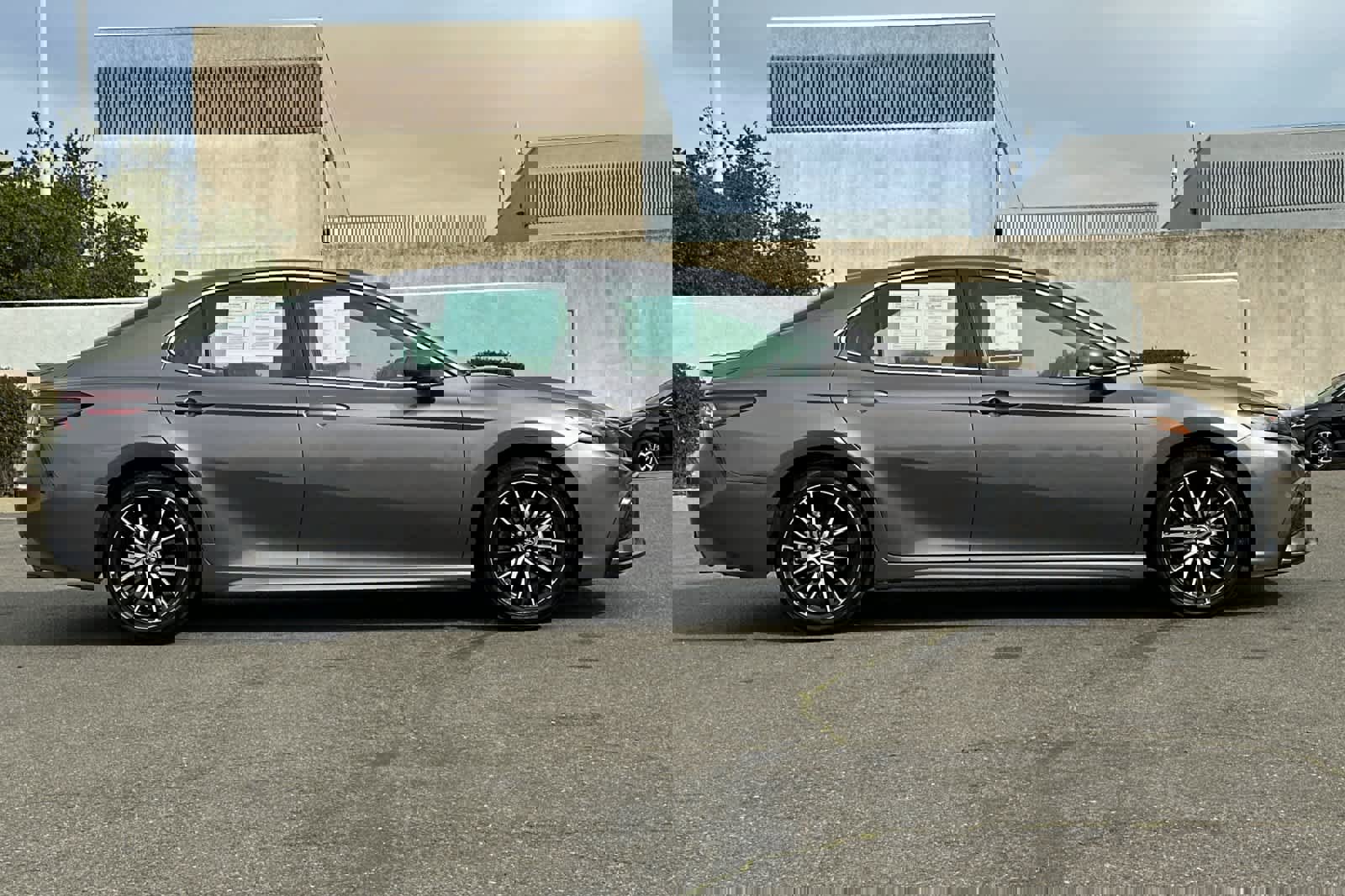 Used 2023 Toyota Camry SE image 6