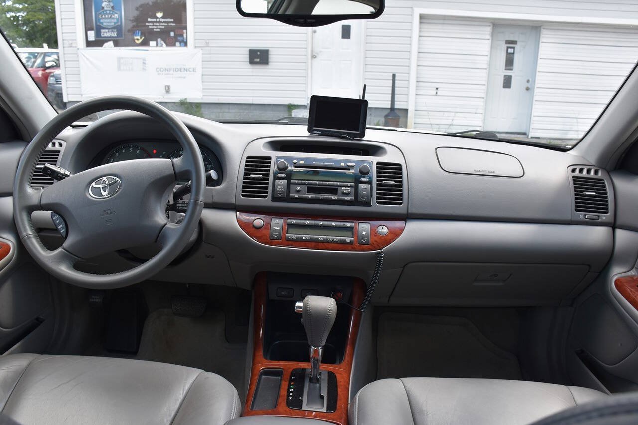 Used 2004 Toyota Camry XLE w/ VSC & Side Airbag Pkg FWD image 17