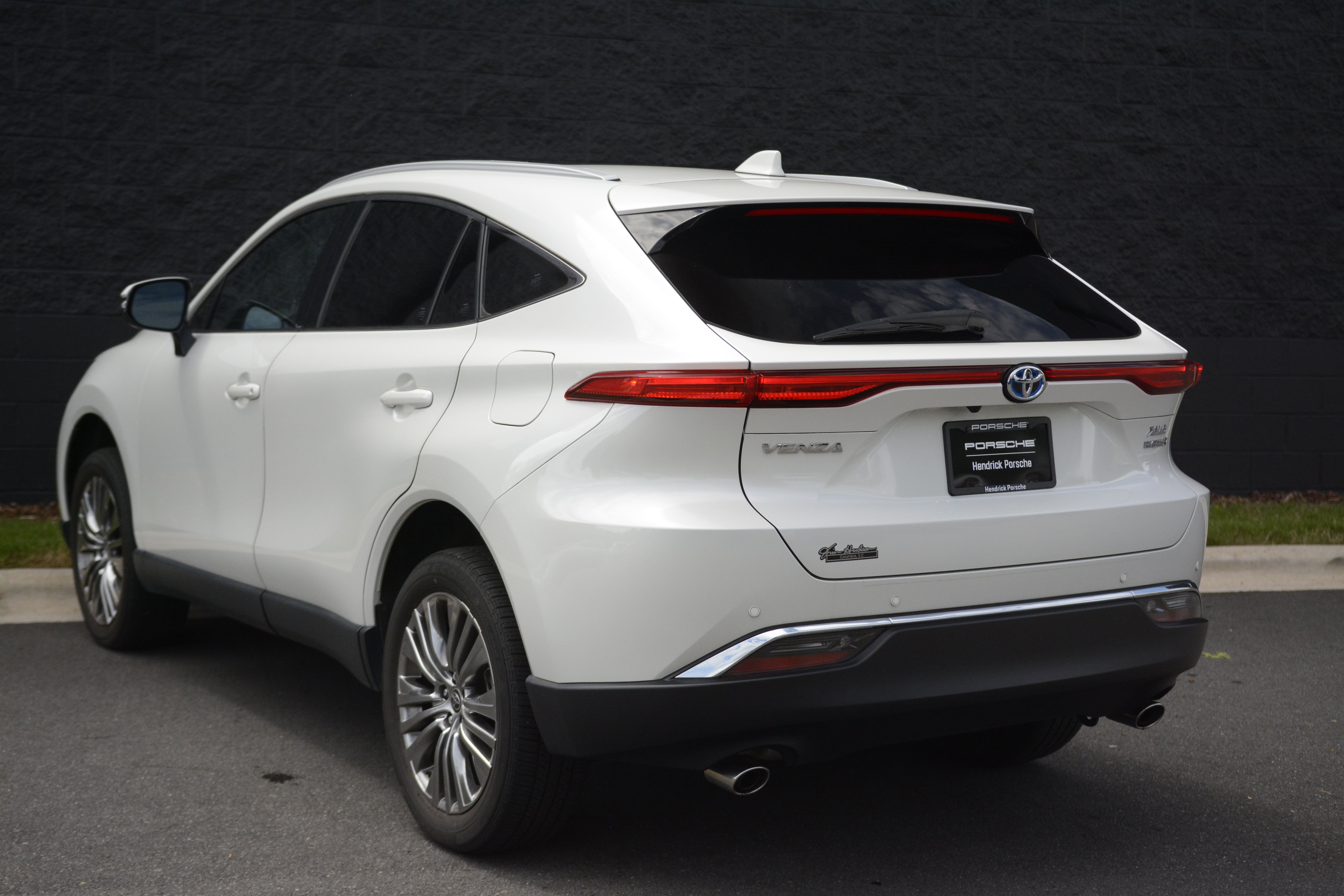 Used 2022 Toyota Venza XLE AWD/4WD image 3